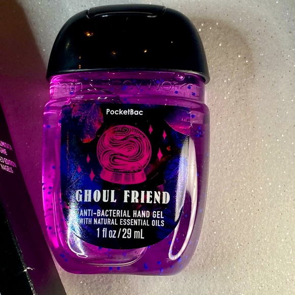 🎃 🕷Kiss Special Edition GLOW IN THE DARK Acrylic Nails + B&BW pocket bac! 🕸🎃 - Picture 9 of 10